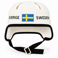 L&auml;tk&auml;kyp&auml;r&auml;n mallinen, valkoinen sauna- ja paljuhattu Sverige-Sweden-tekstill&auml; ja Ruotsin lipulla.